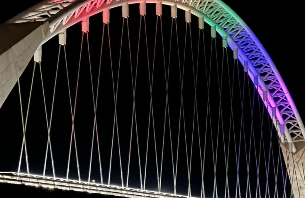 El espectacular arco de 190 metros del Puente Lusitania de Mérida se iluminará mañana por la noche con los colores de la bandera LGTBIQ+