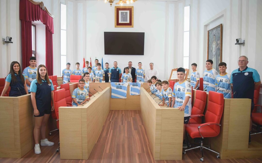 El alcalde recibe y felicita al Club Deportivo Josefinas Mérida tras los éxitos conseguidos durante la temporada