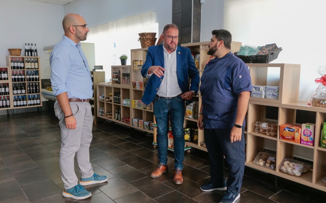 El Alcalde visita La d´Expensa que ofrece menús diarios para llevar y productos gourmet