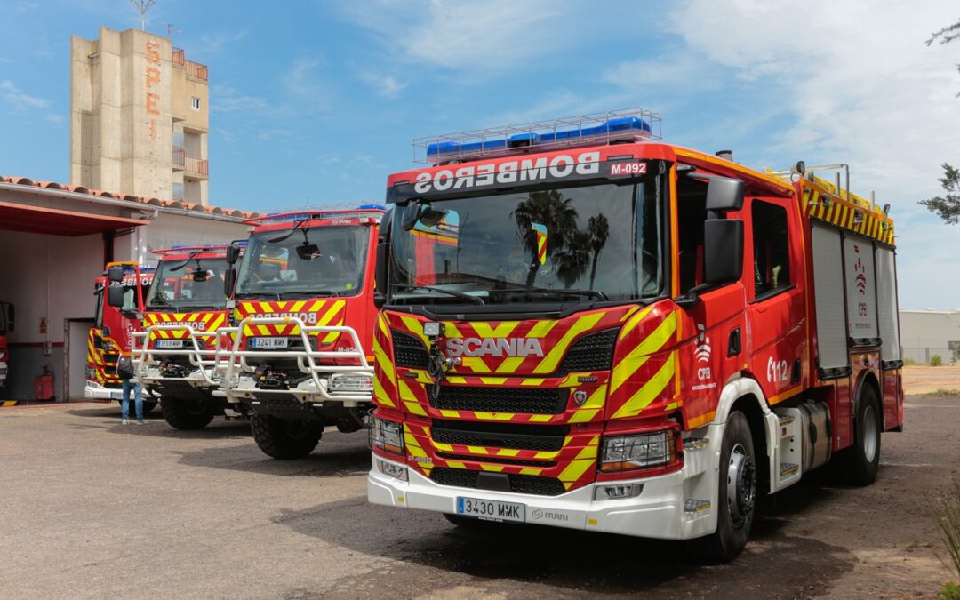 El Parque de Bomberos de Mérida cuenta con un nuevo camión, bomba forestal, pesada con capacidad para 3.500 litros de agua y que se ha presentado hoy gracias a la inversión de la Diputación de Badajoz