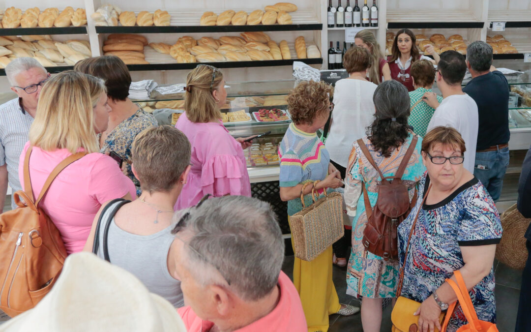 El alcalde visita la empresa ‘Horno Los Remedios’ en la Puerta de la Villa que amplía su oferta de productos con una vinacoteca y anuncia la apertura de su tercera tienda en Mérida en Los Bodegones