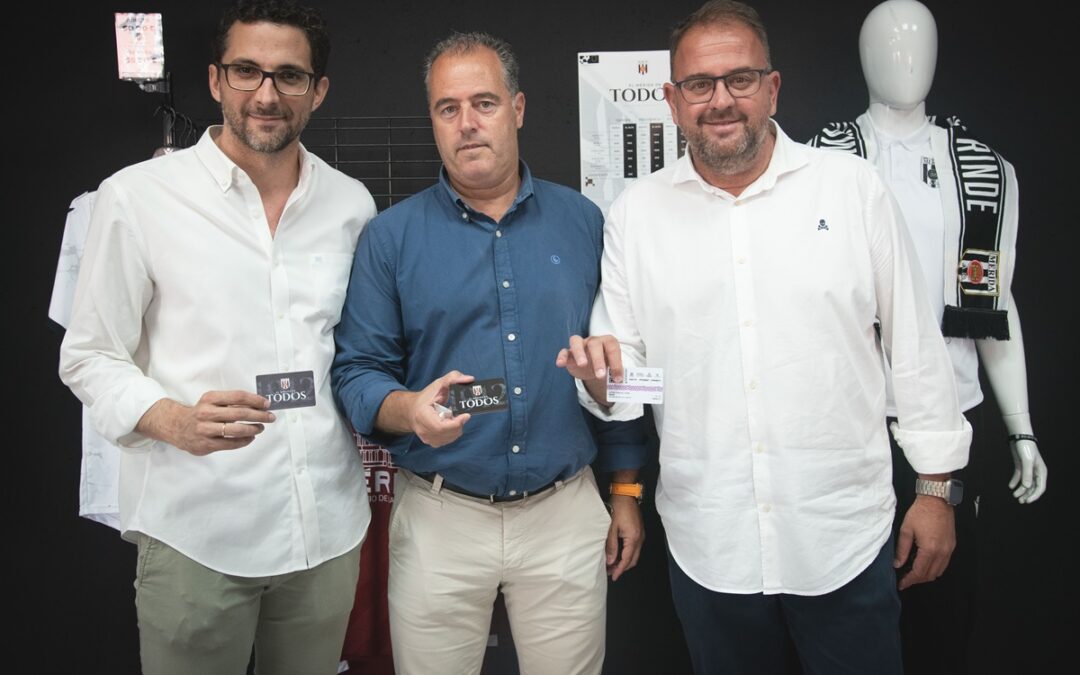 El Alcalde renueva su abono del Mérida AD y pide un esfuerzo a la afición para seguir disfrutando del fútbol del más alto nivel