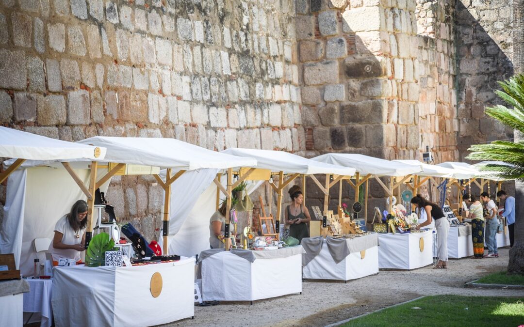El mercado artesano “A mano sin prisas” abre todo el fin de semana en el Parque de las Méridas del Mundo