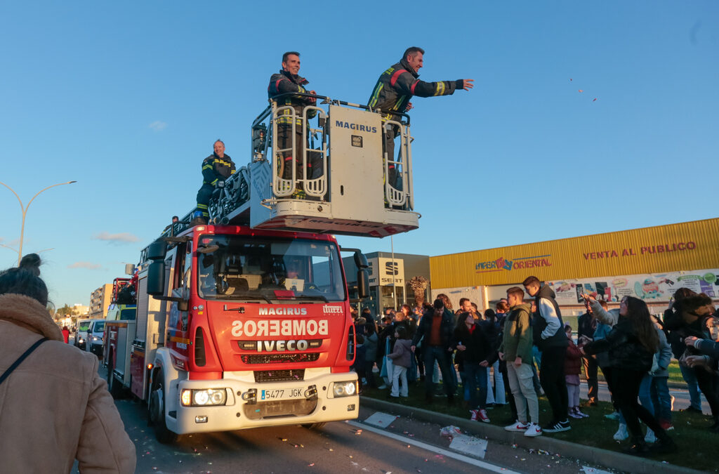 Efectivos del Parque de Bomberos de Mérida realizarán una ‘petalada’ a Santa Eulalia en la noche del 9 de diciembre desde la escala del camión que se elevará en el cruce de la Torre