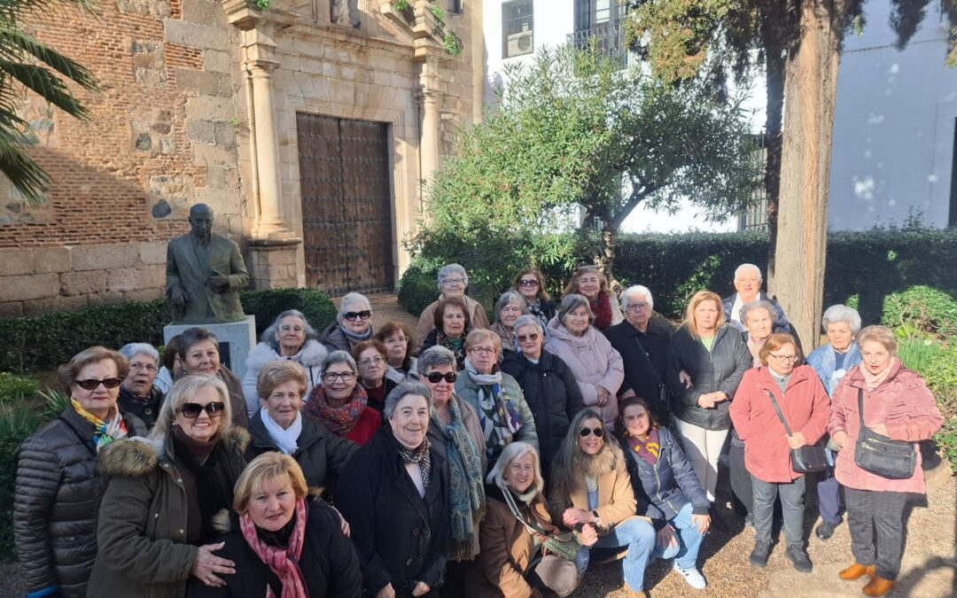 Los mayores del programa Lazos visitan el Museo Visigodo y participan en la actividad “Reutilizando Augusta Emérita”