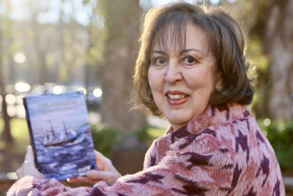 Paz Fanlo presenta en la Biblioteca Municipal su novela ‘Los abrazos que no nos dimos’