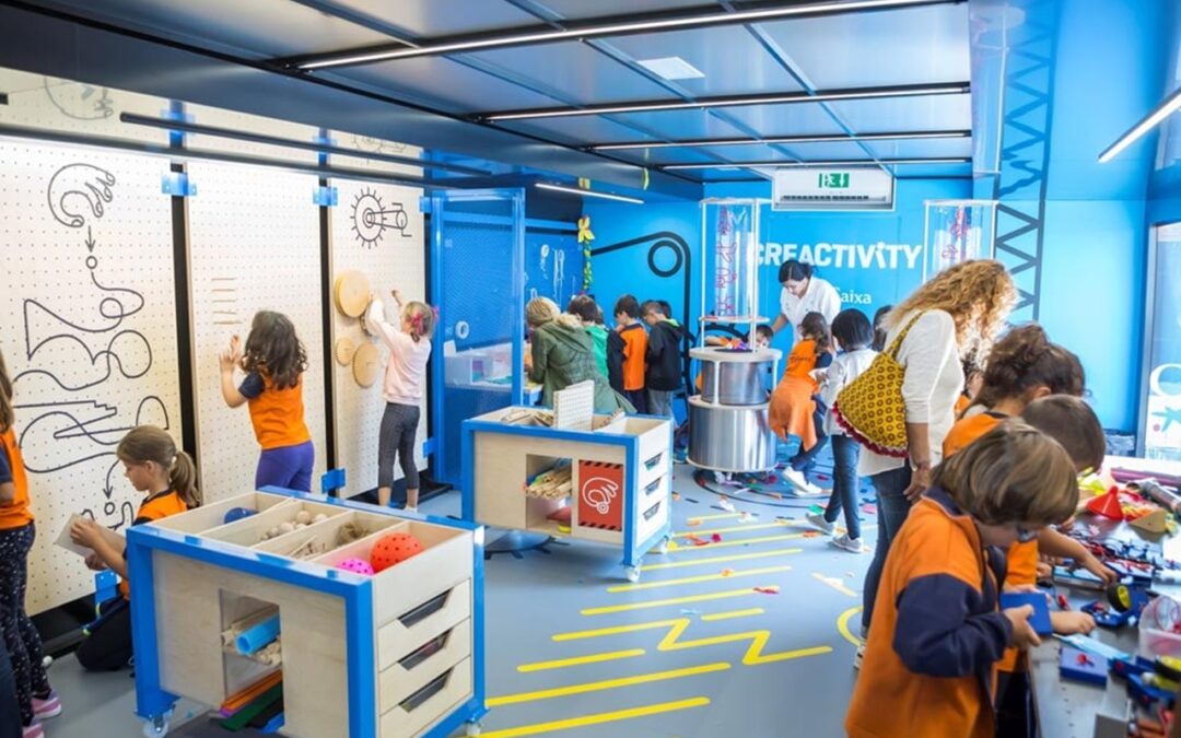 El taller itinerante “Creactivity” estará en la plaza Margarita Xirgu para ofrecer a niñas y niños propuestas que engloban la ciencia, la tecnología, el arte y las matemáticas