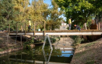 El Ayuntamiento realiza obras de transformación de los parques de la isla del Guadiana, con la renovación de mobiliario urbano y nuevas pasarelas peatonales