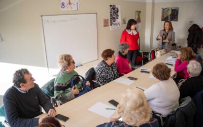 El Ayuntamiento pone en marcha la campaña de mayores “Familiarízate con tu móvil” con el objetivo de reducir la brecha digital y mejorar el conocimiento sobre el funcionamiento de los dispositivos tecnológicos