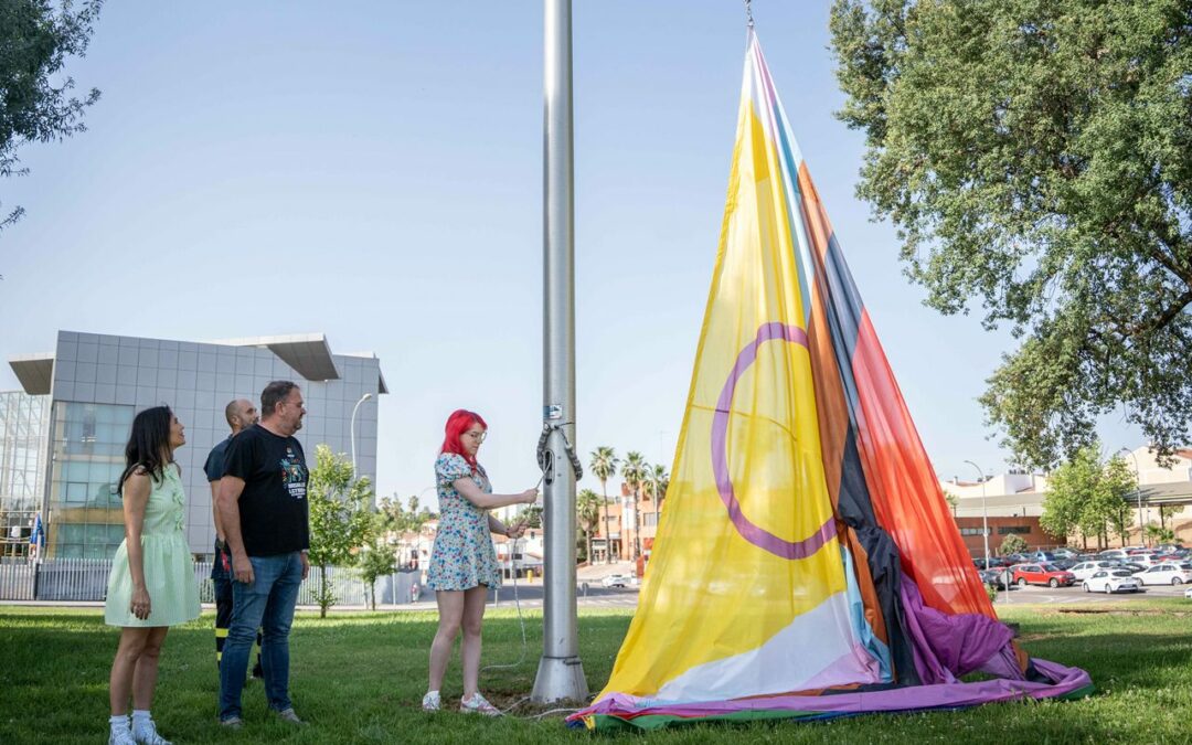 Mérida reivindica la diversidad, la inclusión y la igualdad en el acto de izado de bandera y pregón del Orgullo LGTBIQ+ Extremadura 2026